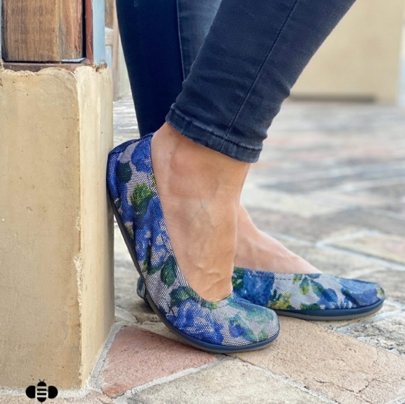 *BRAND NEW* Blue Jean Floral - Picture 3 of 3